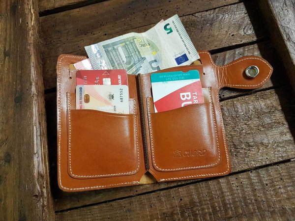 Medium natural leather wallet