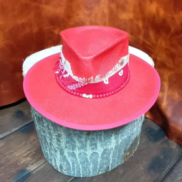 Sombrero rojo de fibras vegetales 