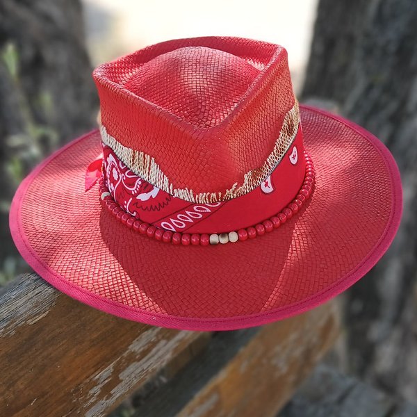 Sombrero rojo de fibras vegetales