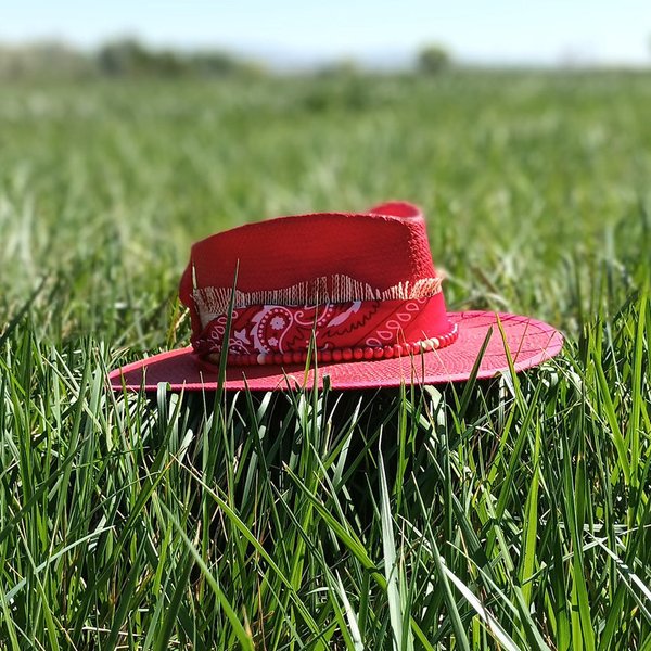 Sombrero rojo de fibras vegetales 
