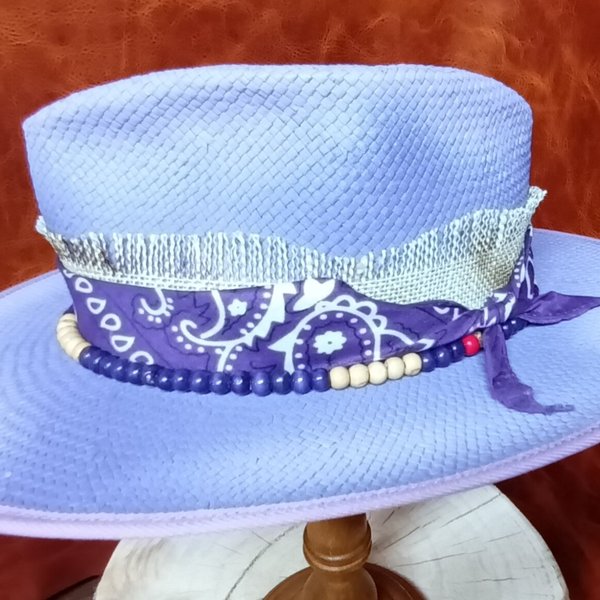 Sombrero lila de fibras vegetales 