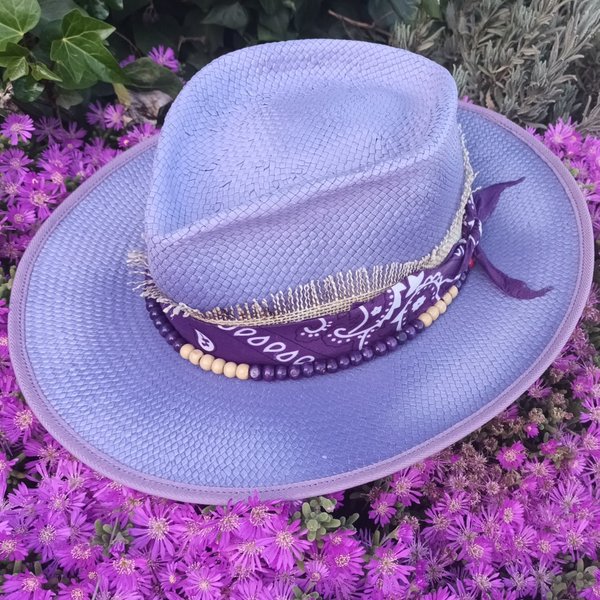 Sombrero lila de fibras vegetales