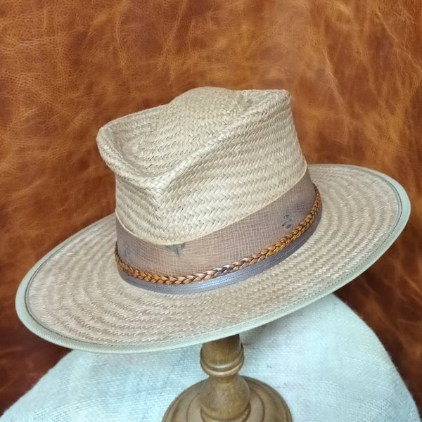 Sombrero marrón claro de fibras vegetales