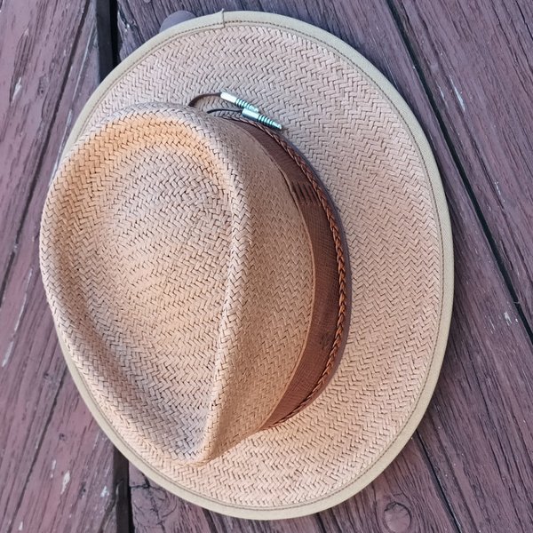 Sombrero marrón claro de fibras vegetales
