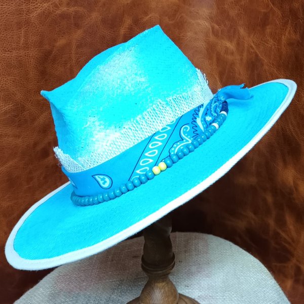 Sombrero azul turquesa de fibras vegetales