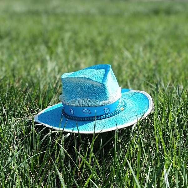 Sombrero azul turquesa de fibras vegetales