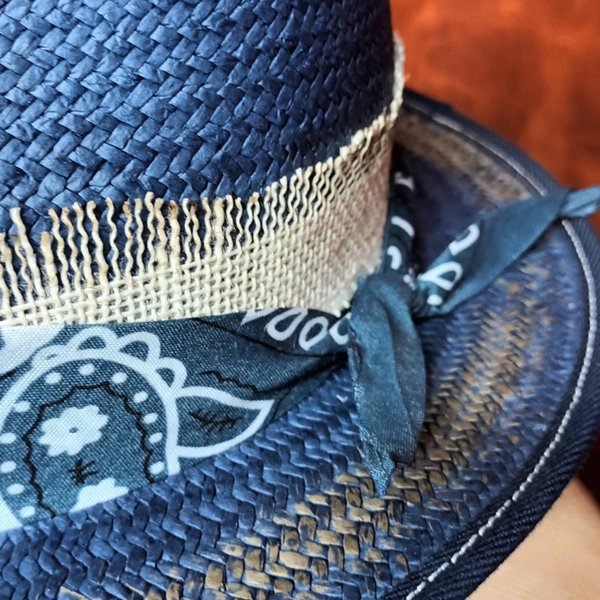 Sombrero azul oscuro de fibras vegetales