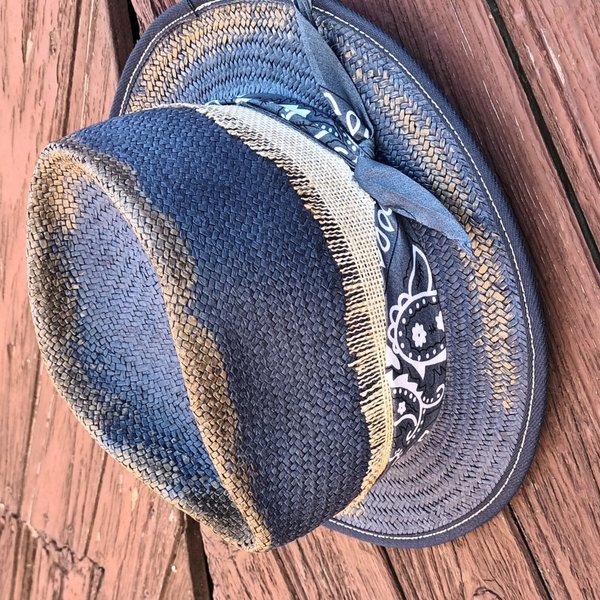 Sombrero azul oscuro de fibras vegetales
