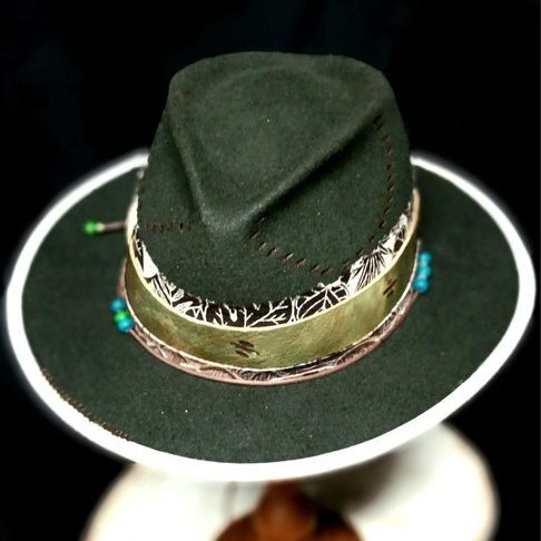 Sombrero verde musgo